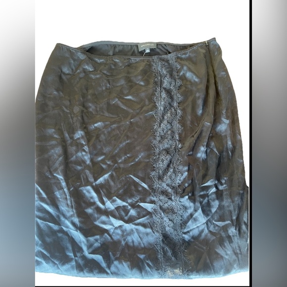 Maura Midi Skirt in Black
MAJORELLE size medium - Picture 7 of 7